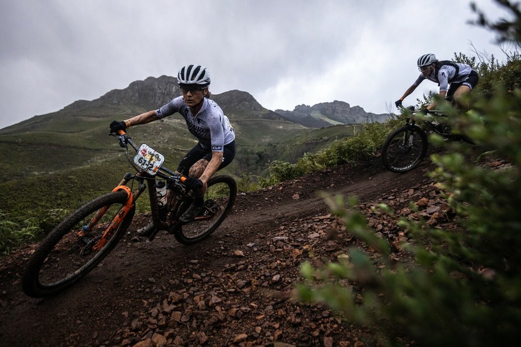Česká bikerka Kateřina Nash v předposlední šesté etapě závodu dvojic na horských kolech Cape Epic v Jihoafrické republice.