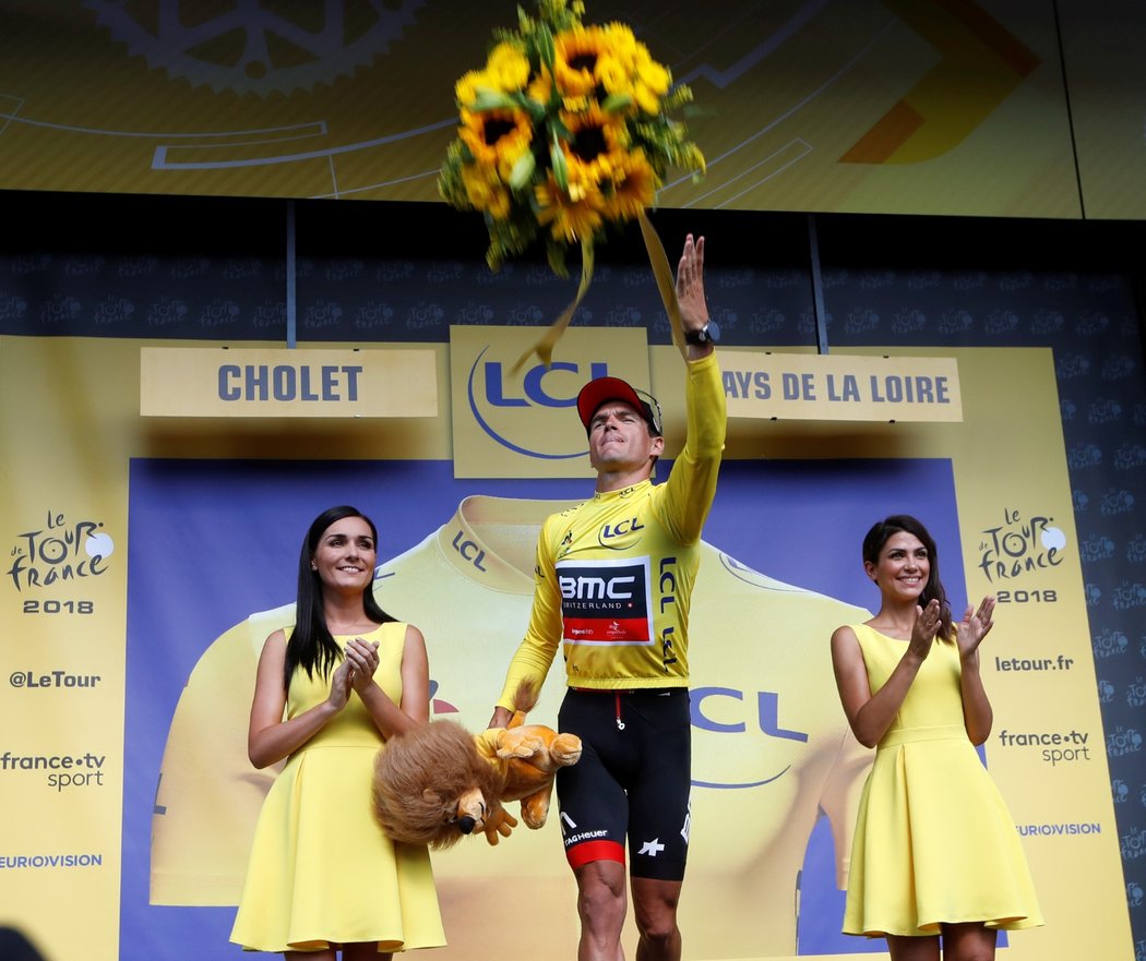 Greg van Avermaet se raduje ze žlutého dresu vedoucího závodníka Tour de France