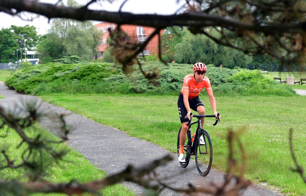 Český cyklista Jan Hirt pózuje v barvách svého týmu CCC