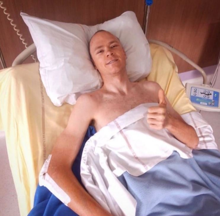 Chris Froome se uzdravuje, pustili ho z nemocnice: Tour budu sledovat doma z postele