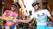Španělský cyklista Alberto Contador (vlevo) na startu jedné z etap na Giro d&#39;Italia