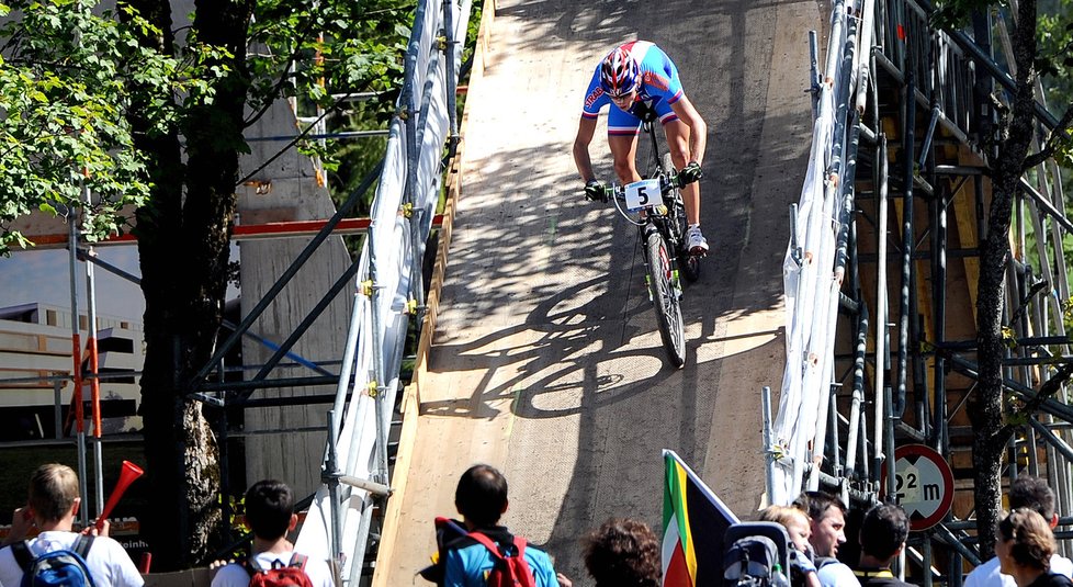 Ondřej Cink při náročném sjezdu při ME v rakouském Saalfeldenu