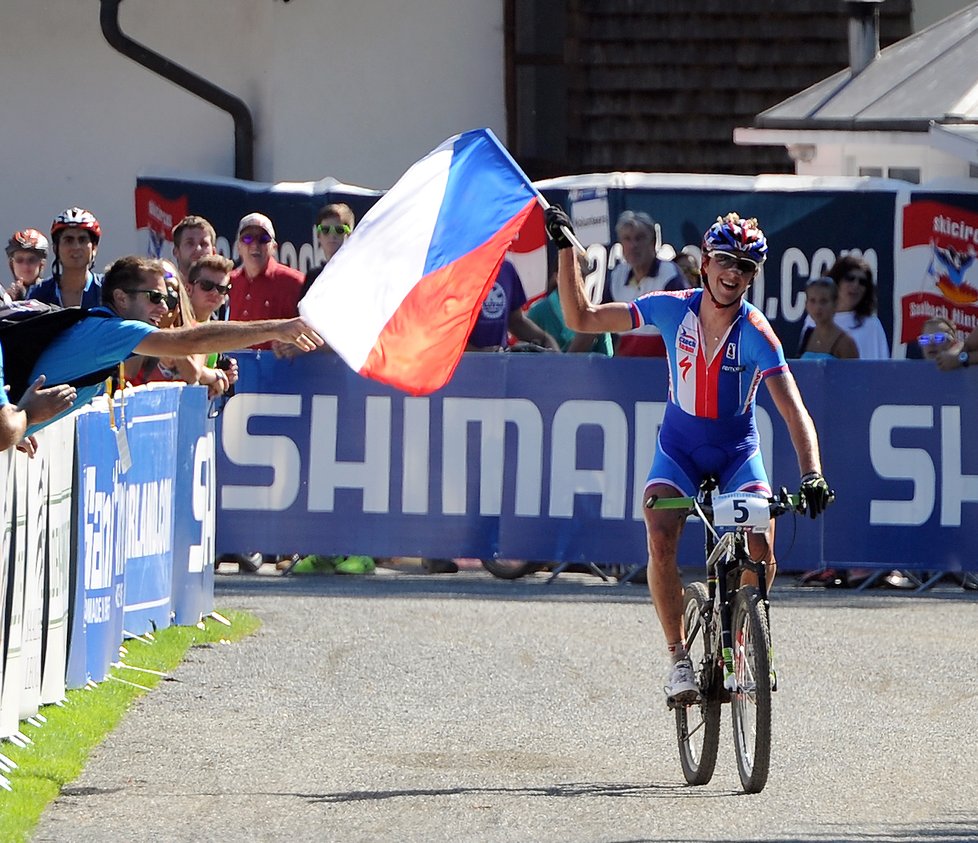 Ondřej Cink míří do cíle závodu ME v disciplíně cross country v rakouském Saalfeldenu