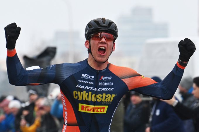 Rekordman chyběl, mistrem republiky v cyklokrosu je Bažant (18). Zemanová vyhrála popáté Rekordman chyběl, mistrem republiky v cyklokrosu je Bažant (18). Zemanová vyhrála popáté