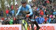 Kanadský cyklokrosař Michael van den Ham se nebojí při závodech ušpinit, natož nahodit si zpátky vykloubený prst