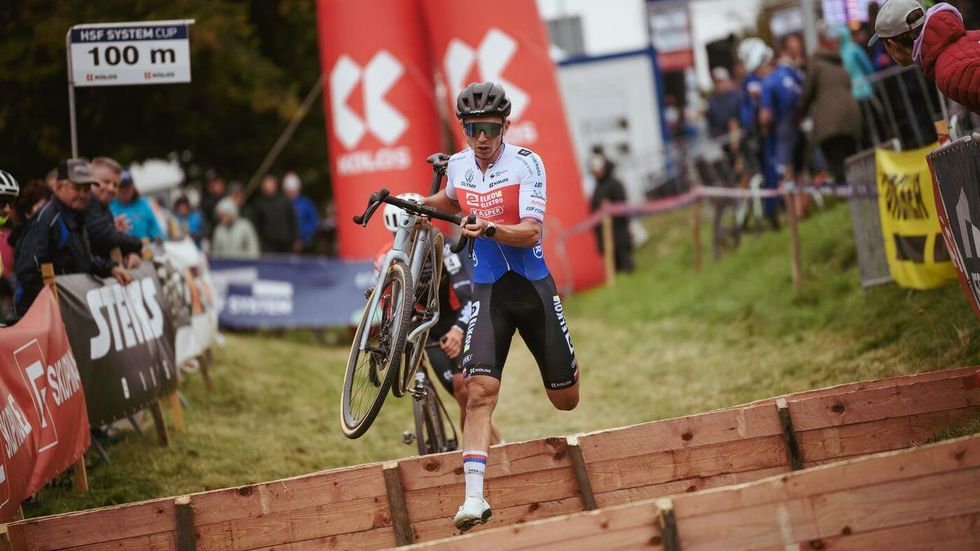 Český cyklokrosař Michael Boroš překonává překážky