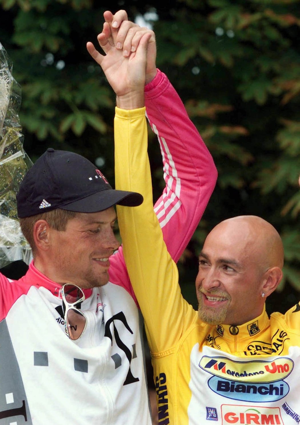 Cyklistika dostala další ránu, z dopingu při Tour de France 1998 byli usvědčeni Ullrich i Pantani. Mezi odhalenými hříšníky jsou i Zabel či Jalabert