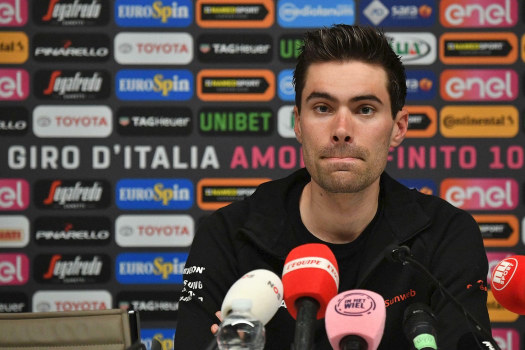 Tom Dumoulin na tiskové konferenci před začátkem 102. ročníku slavého Giro d´Italia