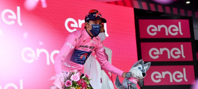 Egan Bernal i po 17. etapě Giro udržel růžový trikot pro lídra