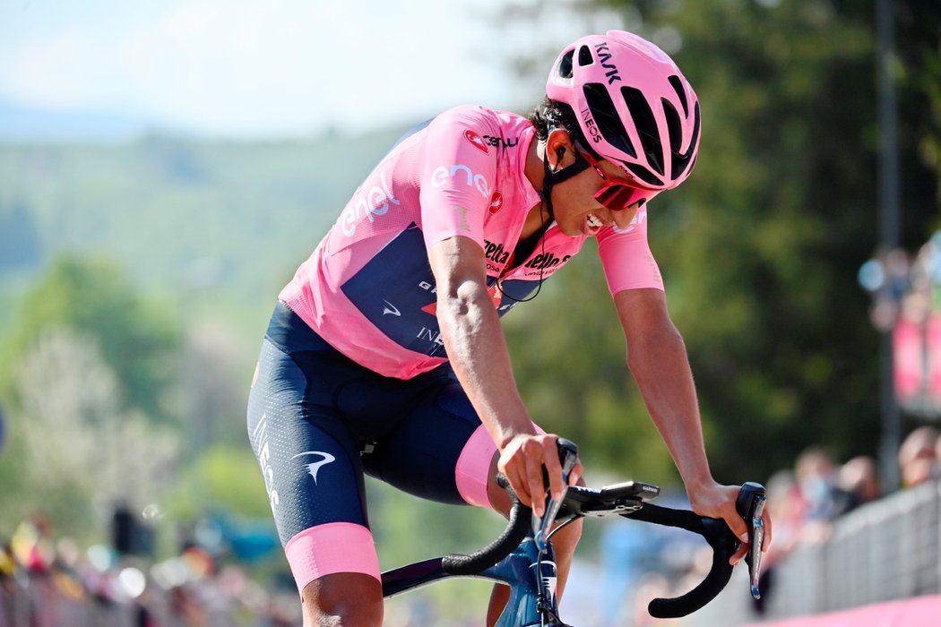 Egan Bernal i po 17. etapě Giro udržel růžový trikot pro lídra