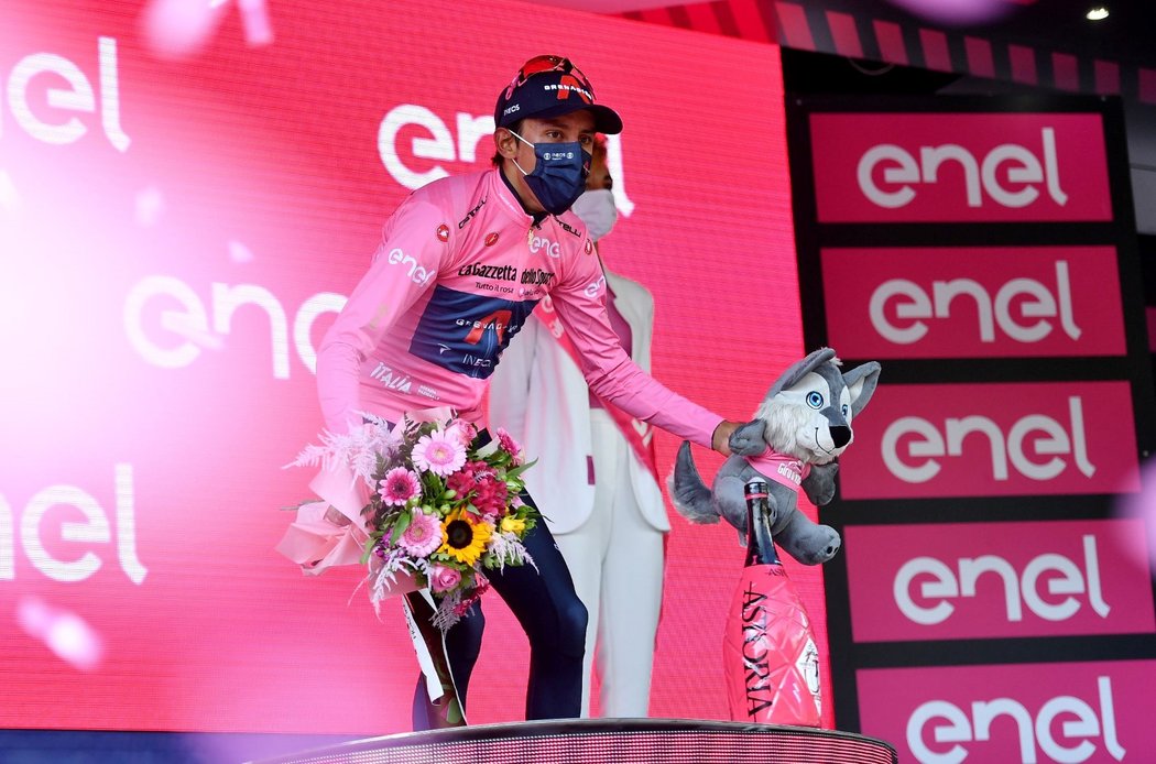 Egan Bernal i po 17. etapě Giro udržel růžový trikot pro lídra 