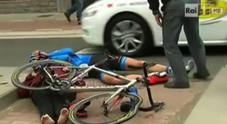 Tragédie! Cyklista narazil v plné rychlosti do fanynky, ta bojuje o život