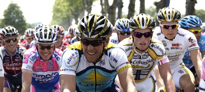 Lance Armstrong v čele pelotonu