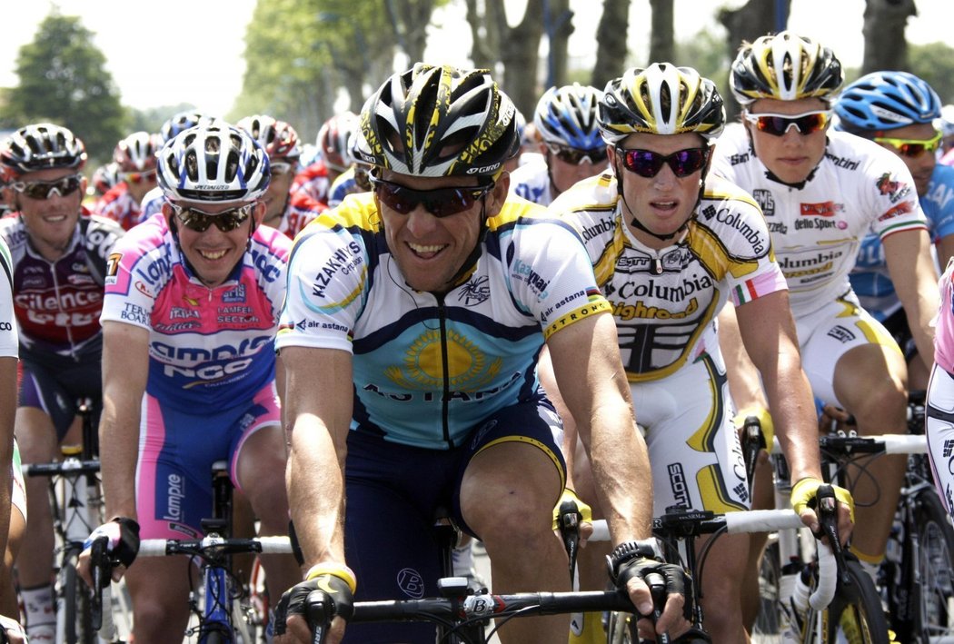 Lance Armstrong v čele pelotonu