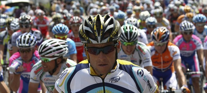 Lance Armstrong v čele pelotonu Giro d&#39;Italia.