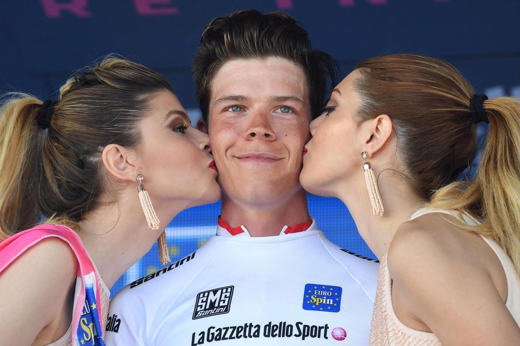 Lucemburský cyklista Bob Jungels dostává polibek od hostesek na Giru