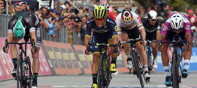 Australan Caleb Ewan si dojíždí pro první etapový vavřín na Giru d&#39;Italia v Alberobellu