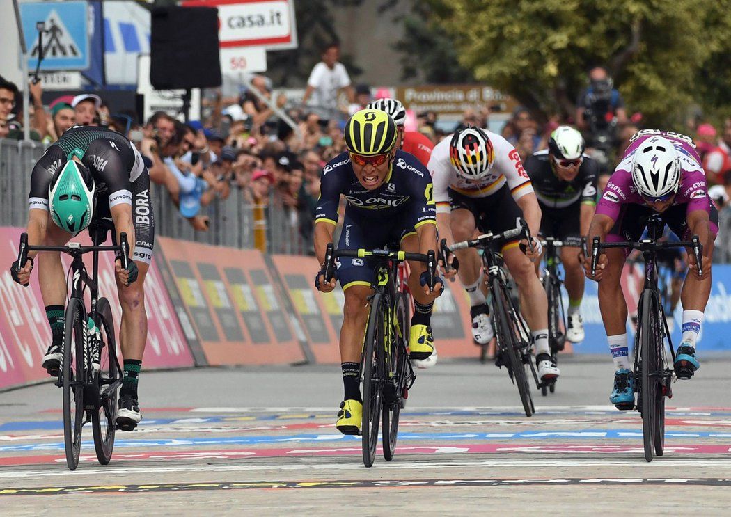 Australan Caleb Ewan si dojíždí pro první etapový vavřín na Giru d&#39;Italia v Alberobellu