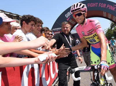 Desátou etapu Gira vyhrál po dni volna ve skupině italských uprchlíků Nicola Boem, růžový trikot uhájil Alberto Contador