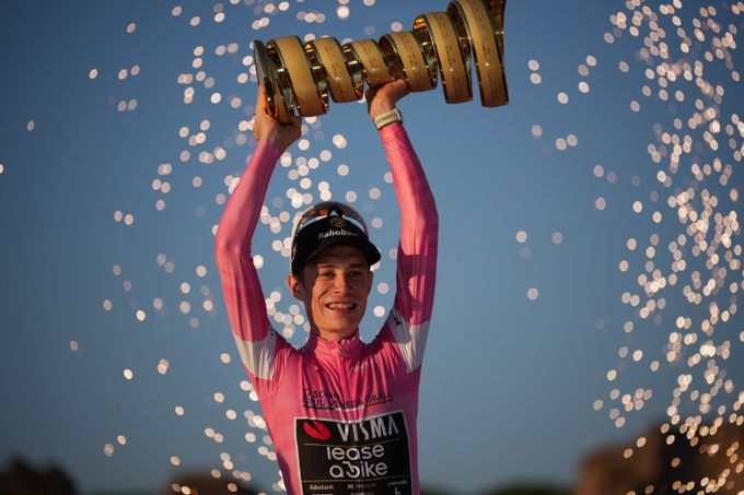 Vingegaardův výlet za legendami. Dán nezklamal, Giro ovládl s přehledem Vingegaardův výlet za legendami. Dán nezklamal, Giro ovládl s přehledem