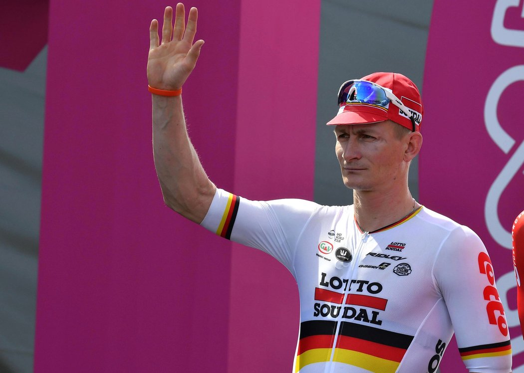 Andre Greipel mává fanouškům před startem Gira d&#39;Italia