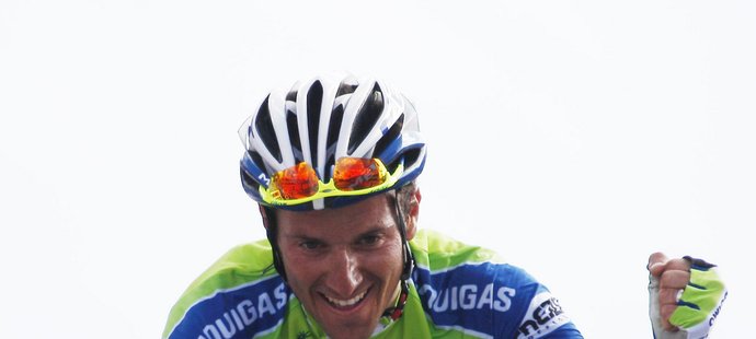 Ivan Basso protíná cílovou pásku královské etapy Gira d&#39;Italia na vrcholku hory Monte Zoncolan