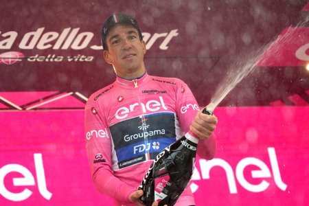 Bruno Armirail se raduje ze zisku růžového dresu na Giru
