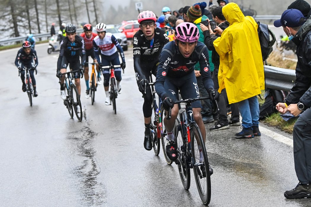 Egan Bernal v jednom ze stoupání zkrácené královské etapy Gira