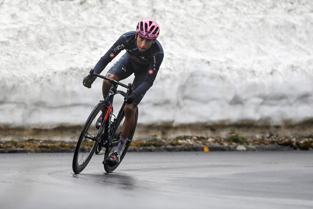 Egan Bernal v jednom z klesání v 16. etapě Gira, která byla kvůli obavám z počasí zkrácena