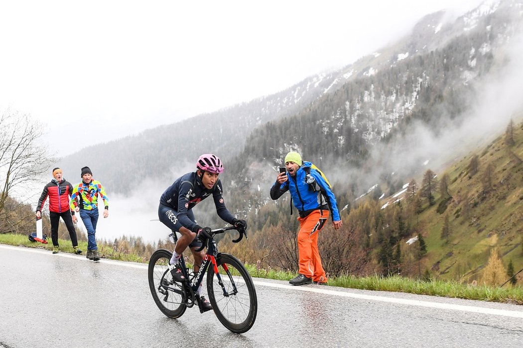 Egan Bernal v jednom z klesání v 16. etapě Gira, která byla kvůli obavám z počasí zkrácena