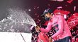 Egan Bernal slaví své setrvání v růžovém dresu i po poslední horské etapě Gira