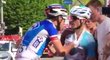 Alexandre Geniez se v cíli etapy na Giro d&#39;Italia vrhl na soupeře Huberta Duponta (vpravo)