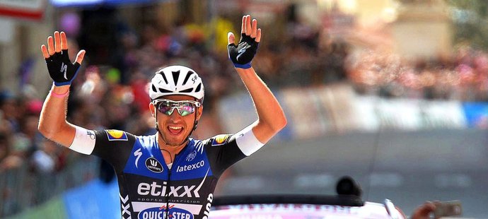 Italský cyklista Gianluca Brambilla se raduje z etapového triumfu na Giru d&#39;Italia