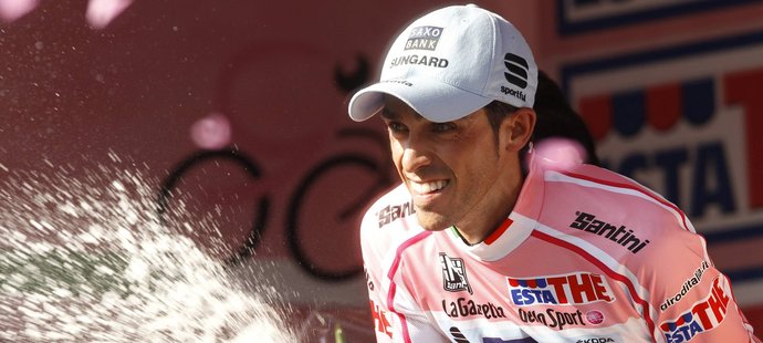 Mark Cavendish slaví vítězství ve 12. etapě Gira d&#39;Italia
