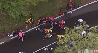 Drsné Giro! Zatáčka sundala tři lídry, Hart v sanitce. A náraz do domu