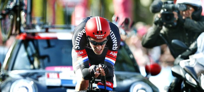 Nizozemský cyklista Tom Dumoulin ovládl úvodní časovku Gira d&#39;Italia, která se jela v Nizozemsku