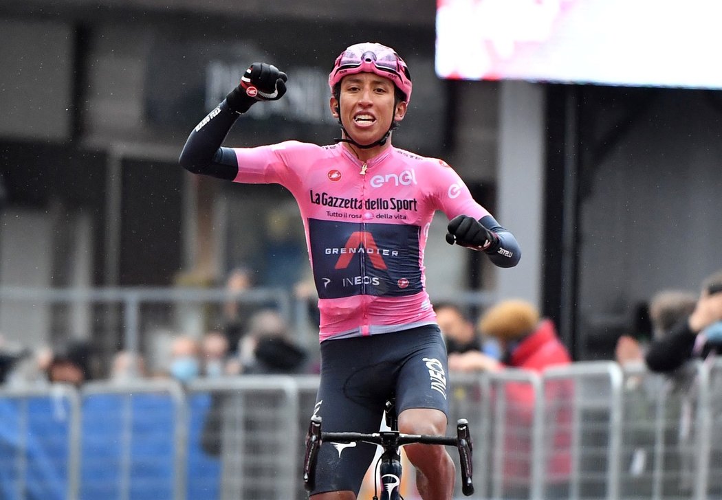 Zkrácenou královskou 16. etapu cyklistického Gira d&#39;Italia vyhrál Kolumbijec Egan Bernal