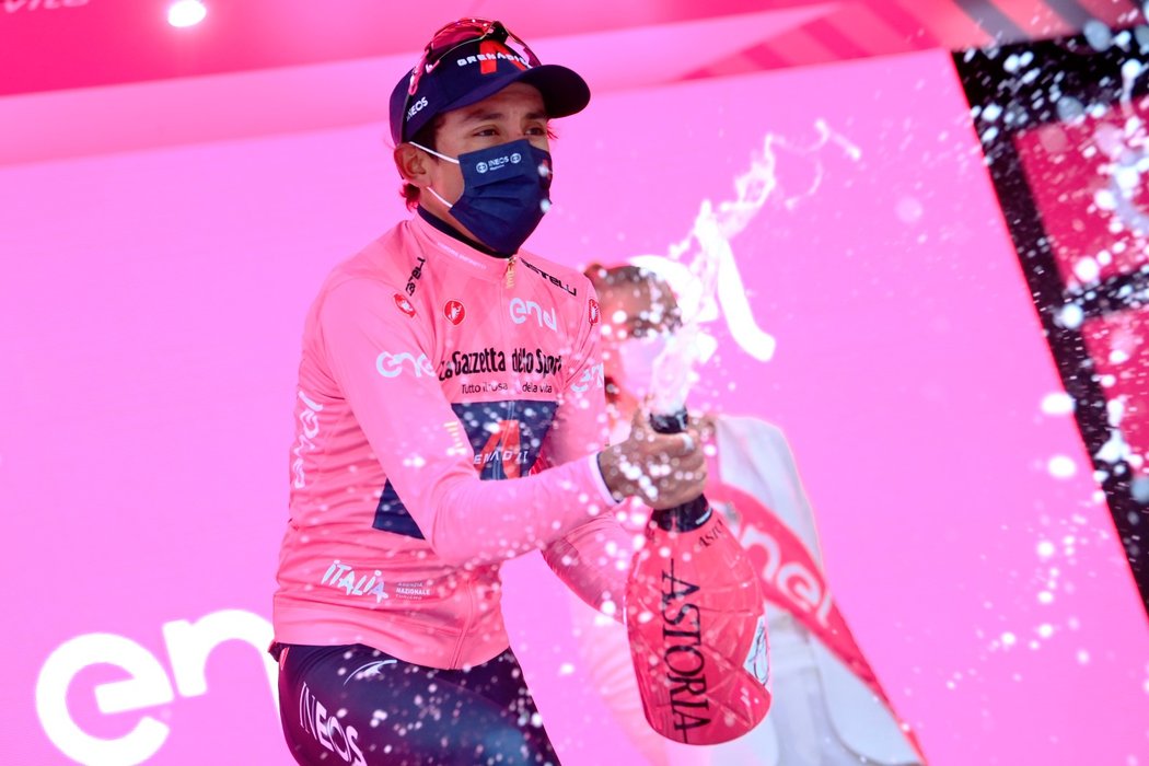 Egan Bernal si triumfem v 16. etapě pojistil růžový dres