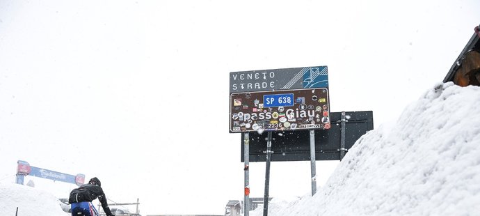 Šestnáctá etapa Gira se musela krátit kvůli sněhu a dešti