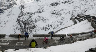 Drsné Giro: zima i sníh. Po královské etapě se mění lídr závodu