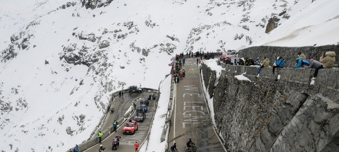 Původně měli cyklisté vyrazit na průsmyk Stelvio až v sobotu, kvůli sněhu se ale musel plán změnit