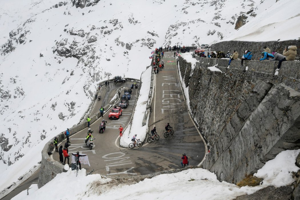 Původně měli cyklisté vyrazit na průsmyk Stelvio až v sobotu, kvůli sněhu se ale musel plán změnit