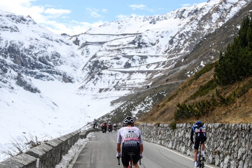 Cyklisté mají za sebou náročný výstup na Stelvio, páteční etapa se výrazně zkrátila