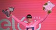 Nizozemský cyklista Mathieu Van der Poel slaví v růžovém dresu
