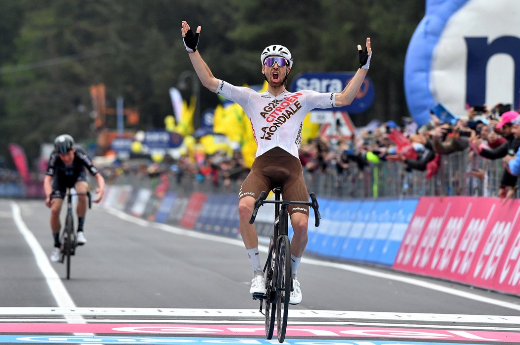 Francouzský cyklista Aurélien Paret-Peintre vyhrál 4. etapu Gira d&#39;Italia