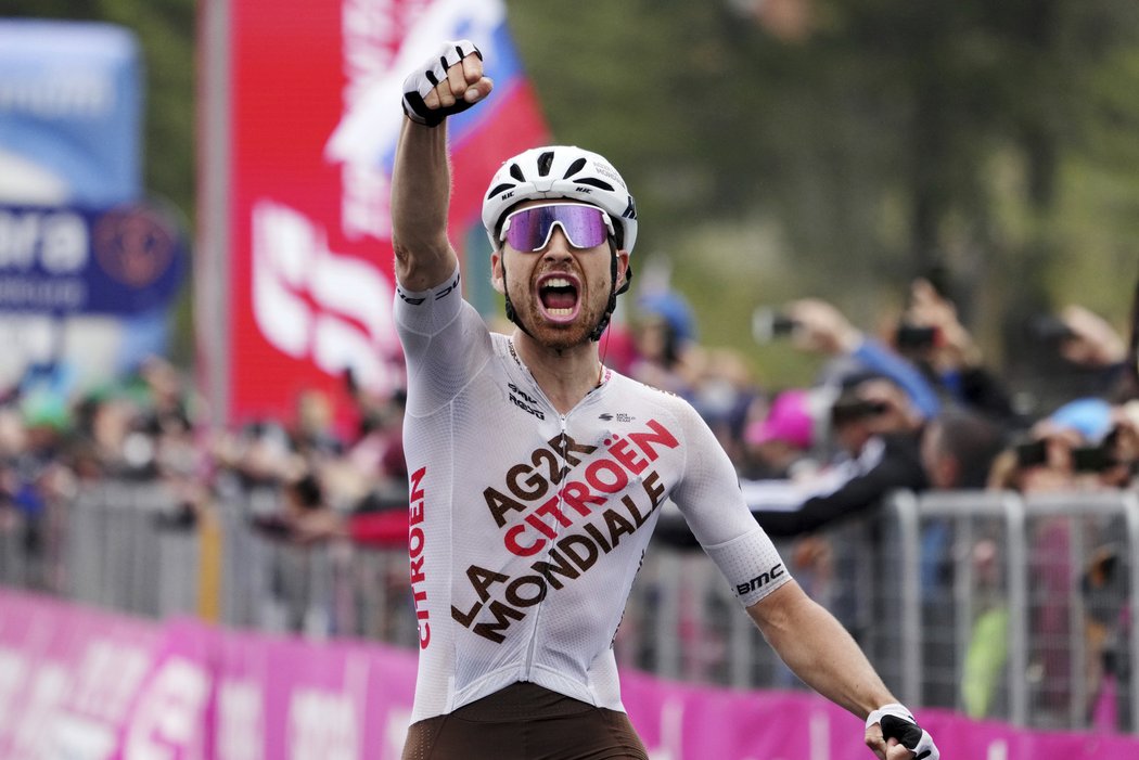 Francouzský cyklista Aurélien Paret-Peintre vyhrál 4. etapu Gira d&#39;Italia
