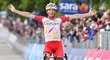 Francouzský cyklista Victor Lafay se raduje z triumfu v 8. etapě Gira