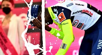 Kuriózní zranění: zátka od šampaňského do oka vyřadila vítěze etapy z Gira