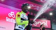 Biniam Girmay již s bolavým okem zasaženým zátkou od šampaňského slaví výhru v etapě na Giro d´Italia
