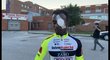 Cyklista Biniam Girmay s již obvázaným okem po nešťastném zásahu během oslav vítězství v etapě na Giro d´Italia